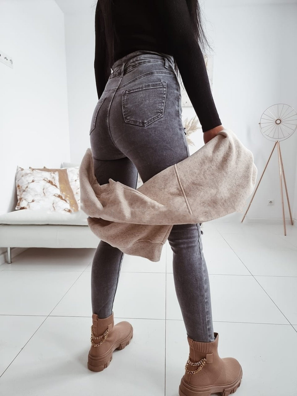 GREY RIPPED JEANS image 1
