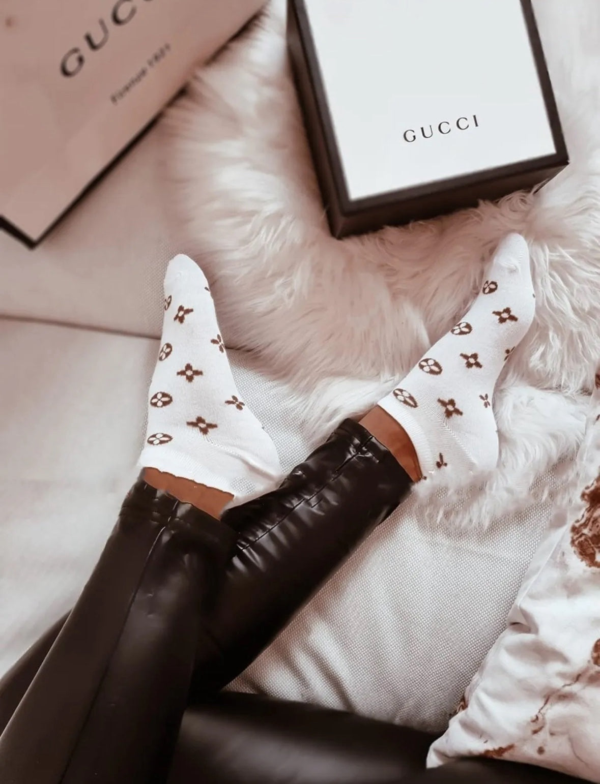 SOCKS WHITE BLACK image 0