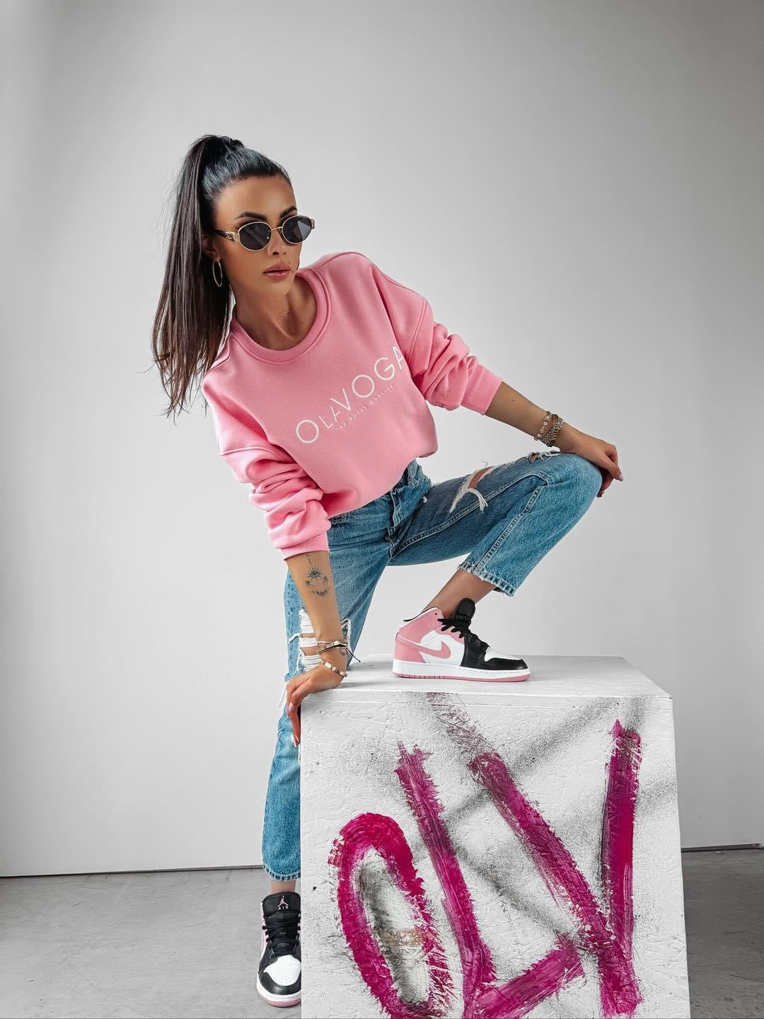Classic sweatshirt with the Creme Ola Voga logo, powder pink image 1