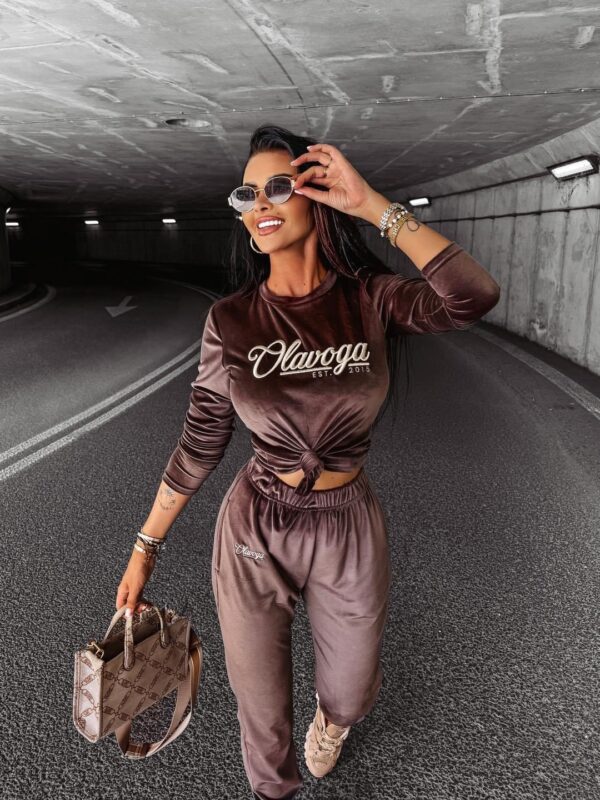 Pre Oder- Ships After 9/23
Women's velvet tracksuit SOULMATE OLAVOGA brown